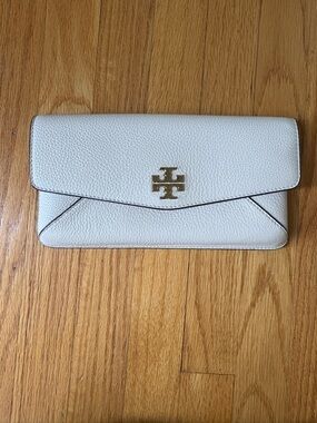Tory Burch Off-White Pebbled Leather Envelope Wallet with Gold Emblem